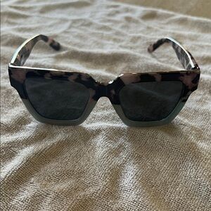 PEEPERS Elegant Tortoise Shell Square Sunglasses